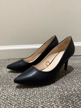 Classic Black Pointed-Toe Women's Pumps